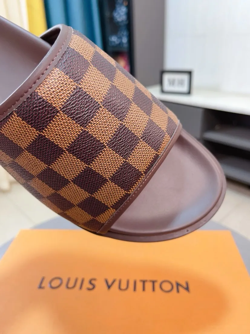 Men's shoes 💰360🌹🌹 (lv-Louis Vuitton) new men's sandals, high-end boutique, exquisite embossed logo decoration on the upper, fine workmanship, super soft soles, casual, loose and comfortable, a must-have in summer! \nsize：38-44